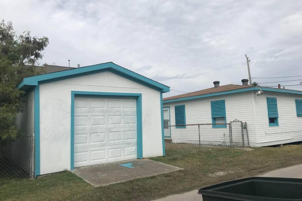 Coastal Breeze Unplugged Galveston Exterior photo